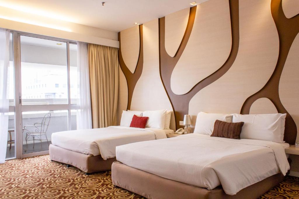 吉隆坡The 5 Elements Hotel Chinatown Kuala Lumpur的酒店客房设有两张床和窗户。