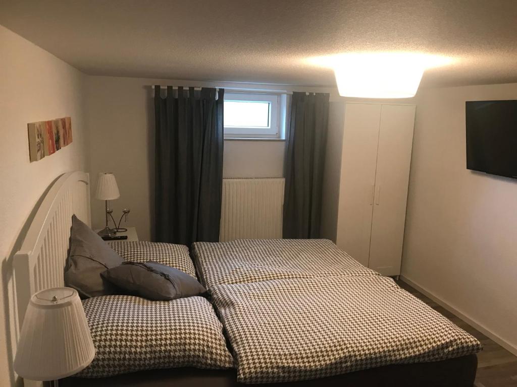 EttersburgHaus Marianne的一间卧室设有两张床和窗户。