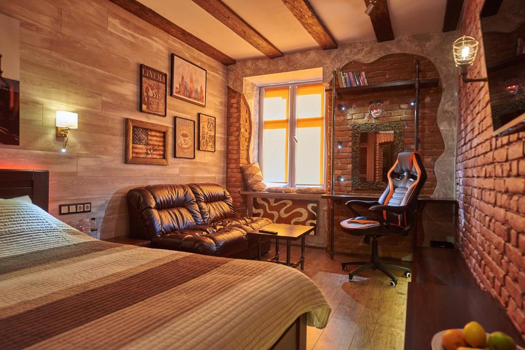 利沃夫Quarter (25)的一间卧室配有一张床、一张桌子和一把椅子