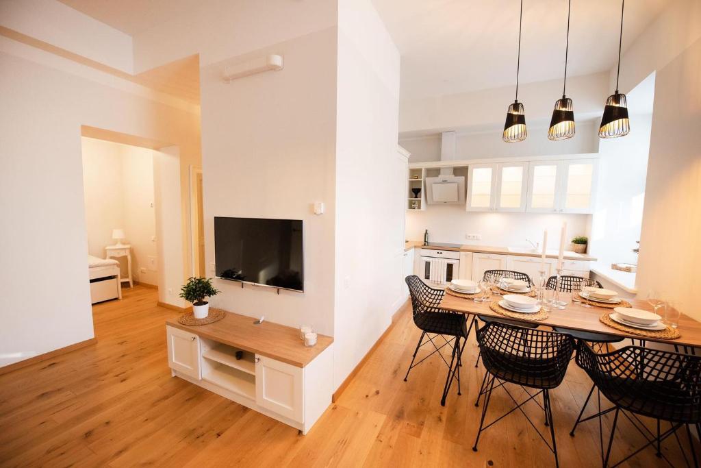 塔尔图Lossi 32 Lux Apartment的厨房以及带桌椅的用餐室。