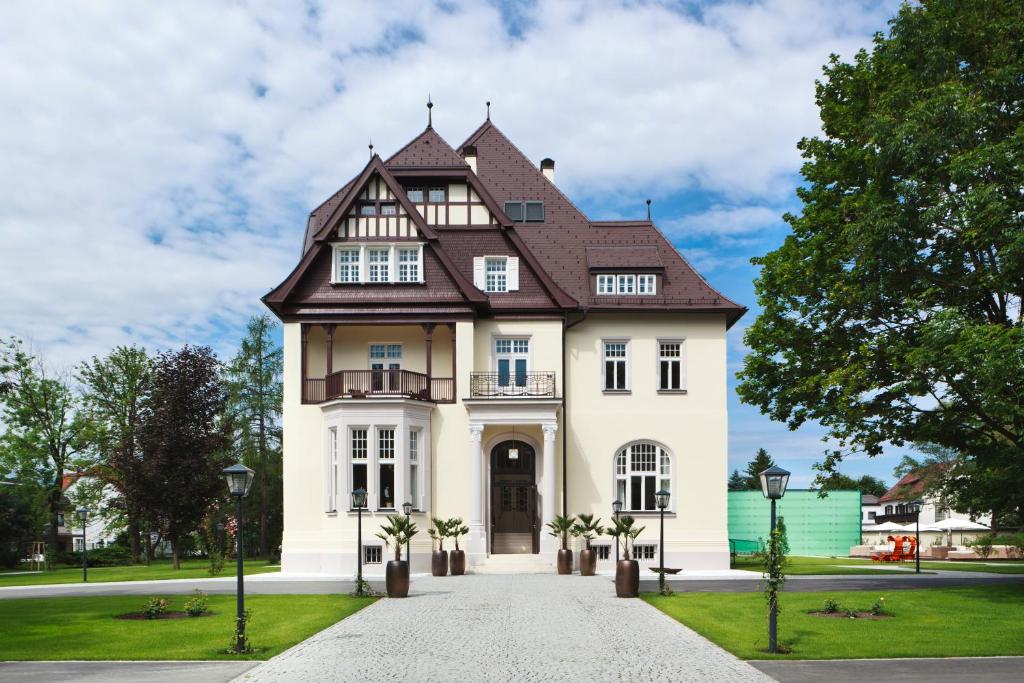 采尔特韦格思德赫索斯酒店的一间白色的大房子,有棕色的屋顶