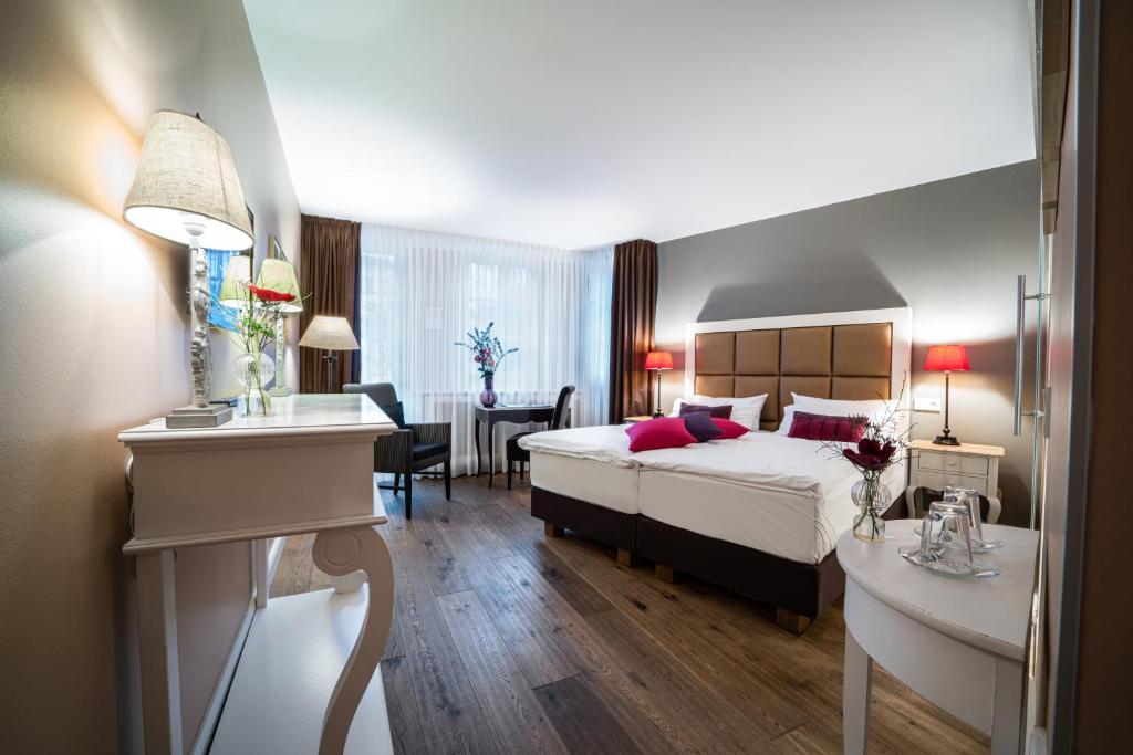 拉芬斯堡盖瑟夫恩格尔酒店的酒店客房 - 带一张床和用餐室