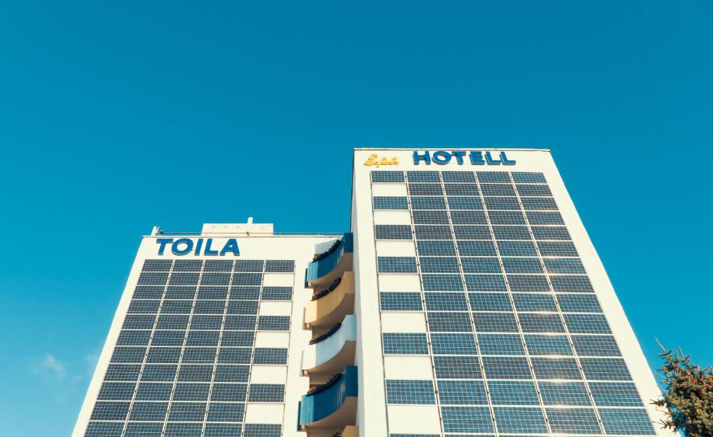 托伊拉托尔拉Spa酒店的两座高层建筑,带tulsa酒店