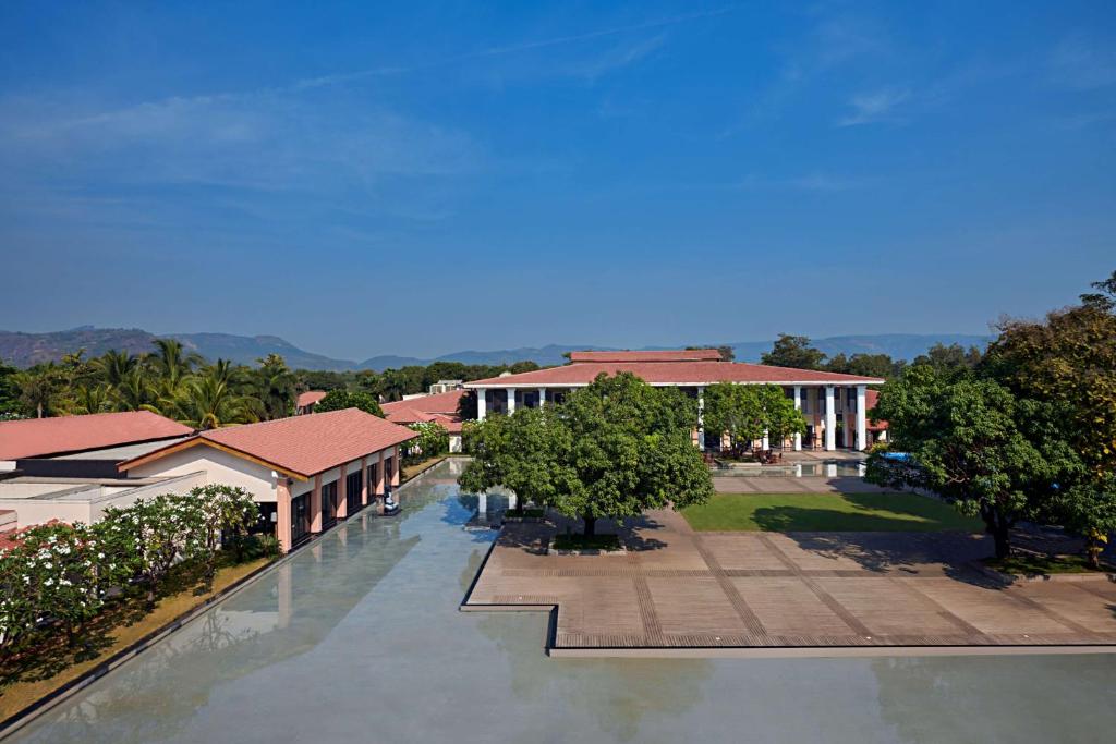 阿利鲍格Radisson Blu Resort & Spa Alibaug的享有带游泳池的度假村的空中景致