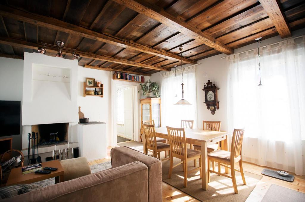 瓦萨Dream Cottage in Center - AinaBnb - Residence Kappsäcken的客厅设有餐桌和椅子