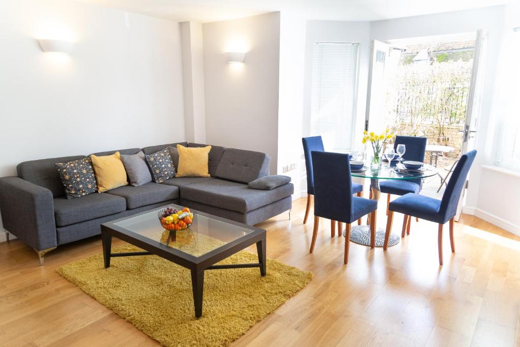 剑桥Citystay - Marino Place的客厅配有沙发和桌子