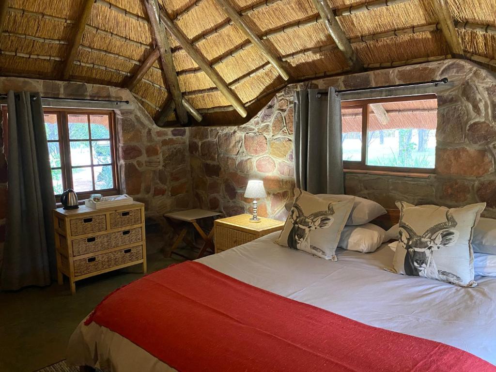 法尔瓦特Shondoro Mountain Retreat的一间带一张大床的卧室,位于带窗户的房间内