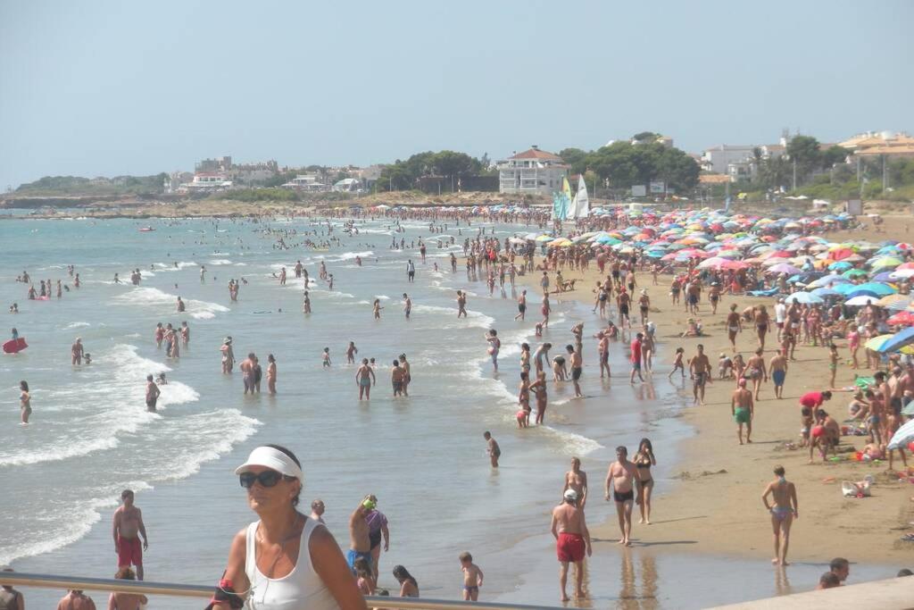 阿尔考斯布里Résidence MADRID的拥挤的海滩上一群人