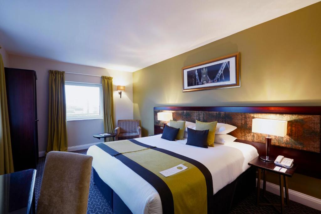 伦敦千禧国际切尔西足球俱乐部国敦酒店的一间设有大床和窗户的酒店客房