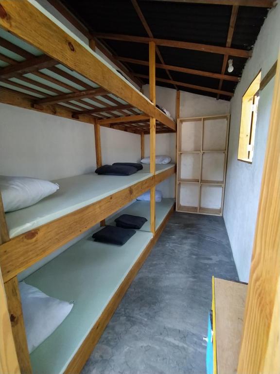 韦尔卡鲍Kombi Hostel Camping的一间设有三张双层床的客房