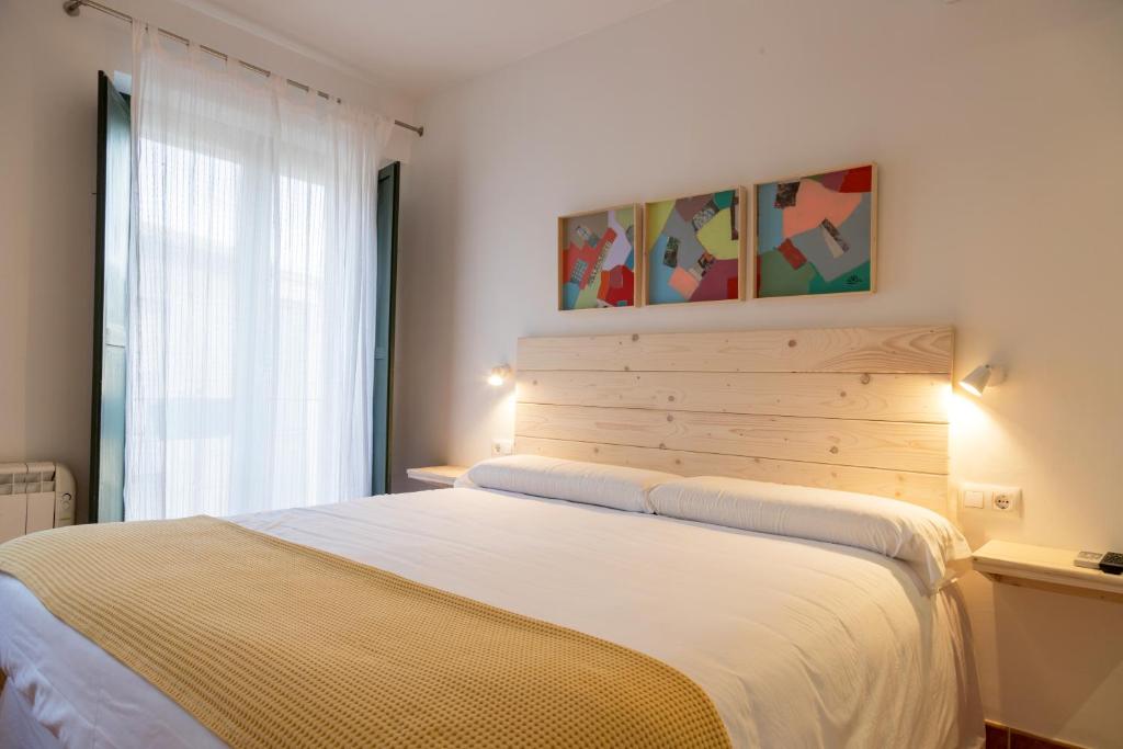贝萨卢三拱门酒店的一间卧室设有一张大床和一个窗户。
