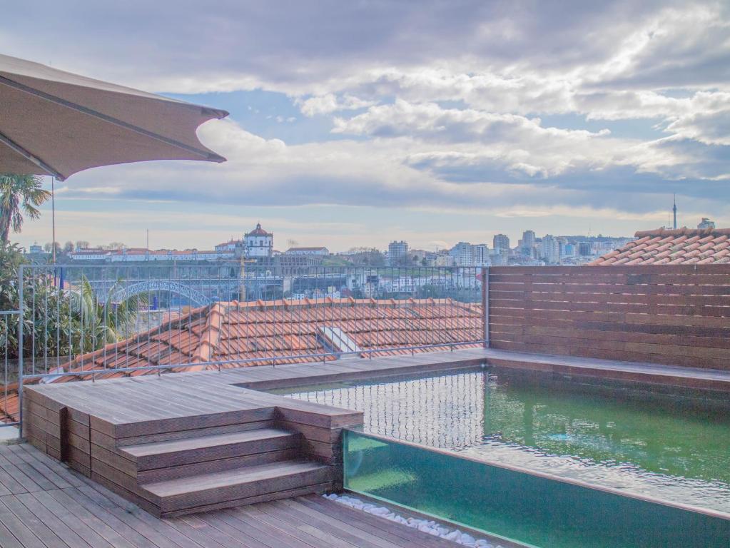 波尔图PipaD'oro by YoursPorto的建筑物屋顶上的游泳池