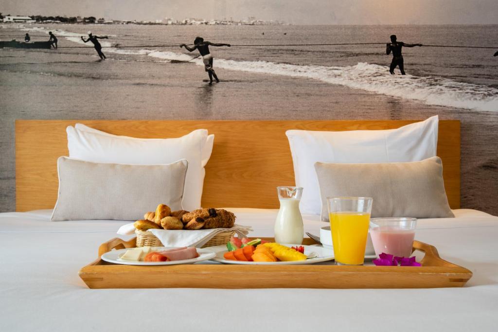 卡塔赫纳得力日澳酒店的海滩上床边的托盘食物
