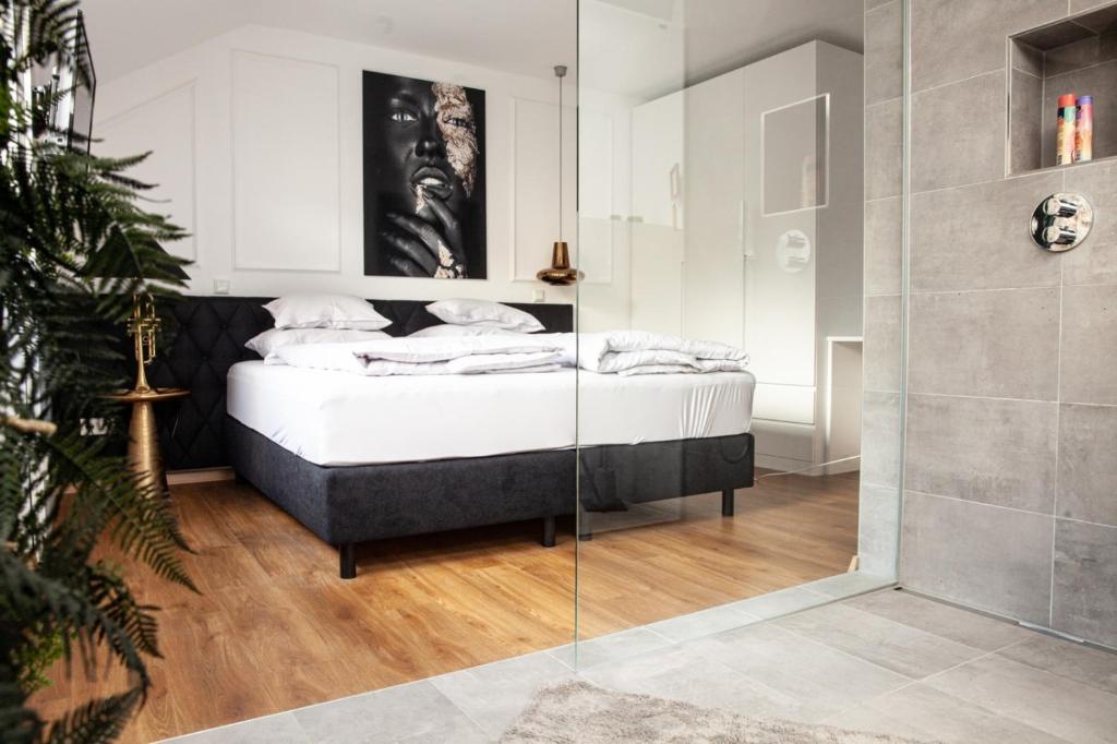 科赫姆IchZeit Aparthotel的一间卧室配有一张玻璃墙床