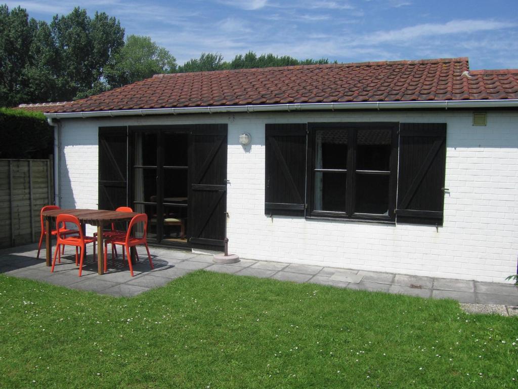 度假屋 cozy cottage with terrace in the surroundings of de panne