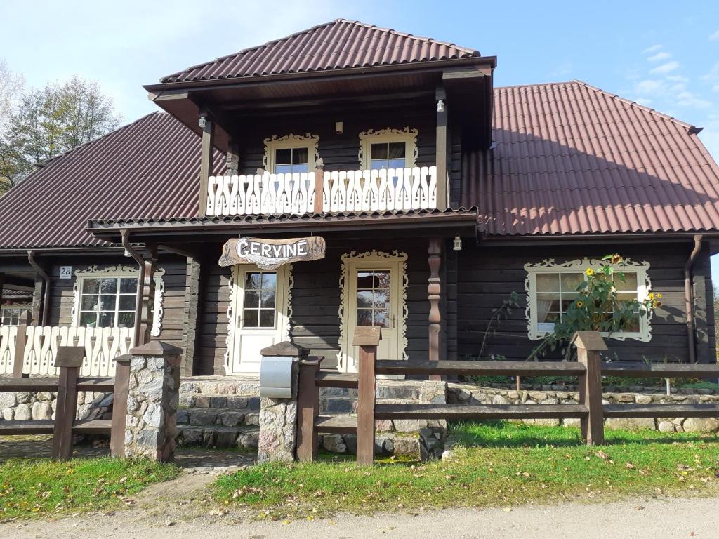 GinučiųSodyba "Gervinė"的木屋的顶部设有阳台