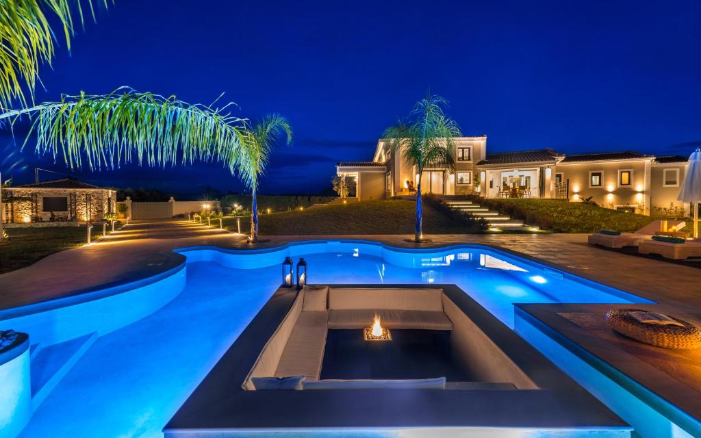 扎金索斯镇Villa Shangri-La Zakinthos的一座晚上设有游泳池的房子