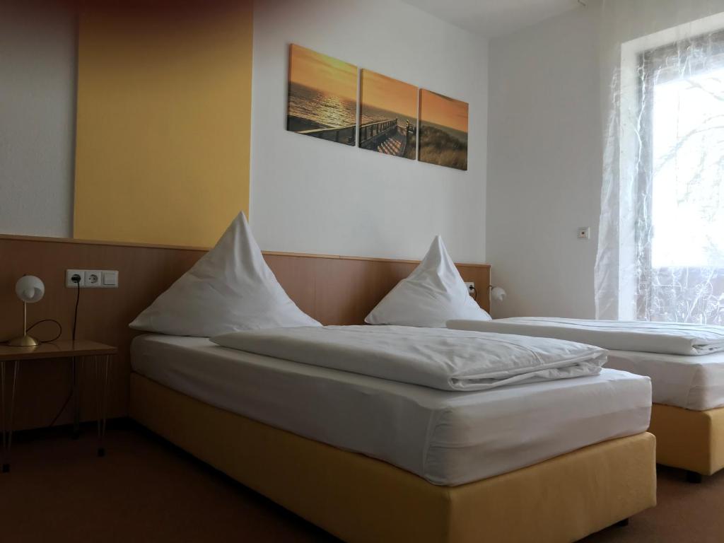 丁克尔斯比尔菲尔森科勒旅馆的带窗户的客房内设有两张单人床。