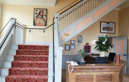 Del Norte温莎酒店及餐厅的大堂设有红色地毯和楼梯间