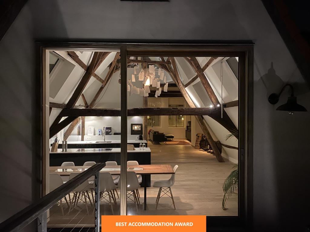 根特Burgstraat 17 Apartment in Exclusive Patrician House in Medieval Ghent的一间带桌子和椅子的用餐室