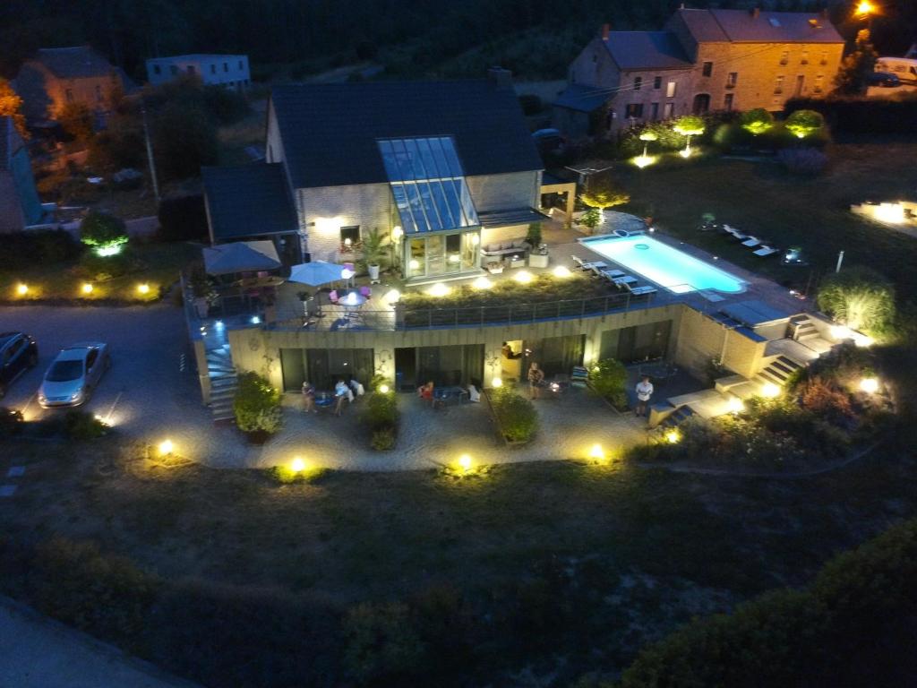 斯蓬坦勒博查特 - 奥雷尔住宿加早餐酒店的享有房子空中景色,晚上有游泳池