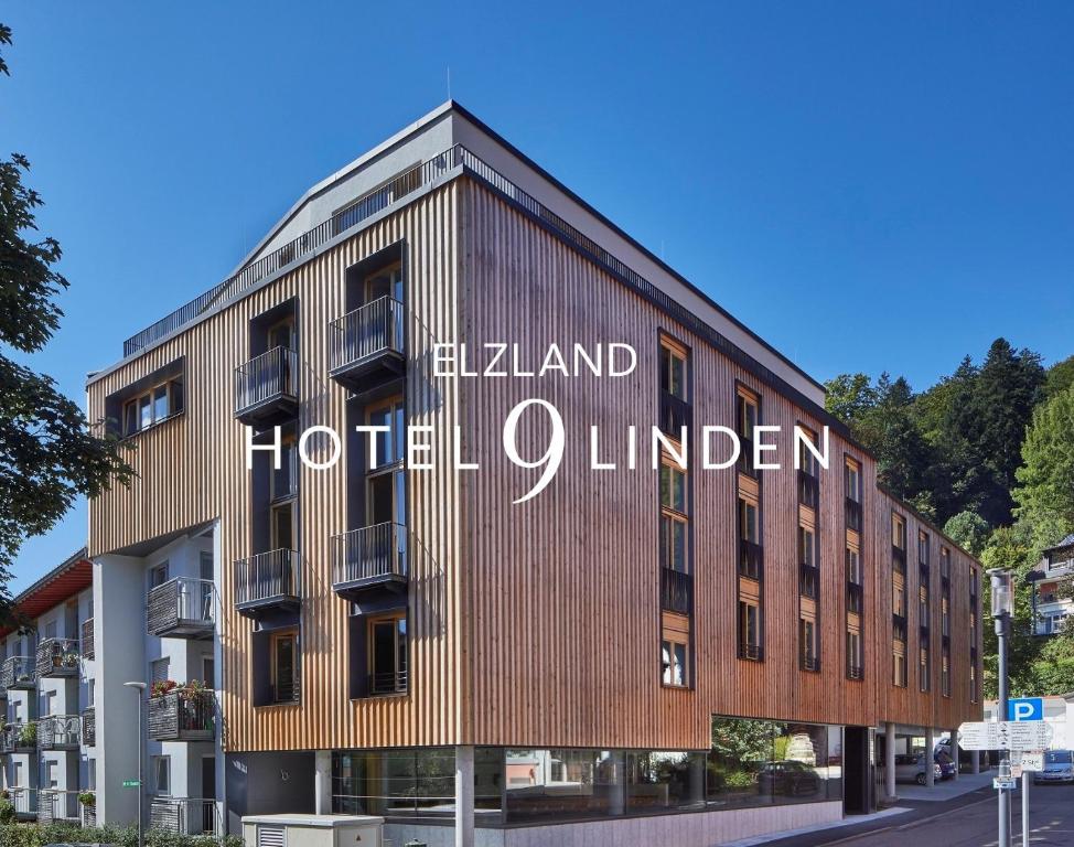 埃尔察赫ElzLand Hotel 9 Linden的建筑的侧面有标志