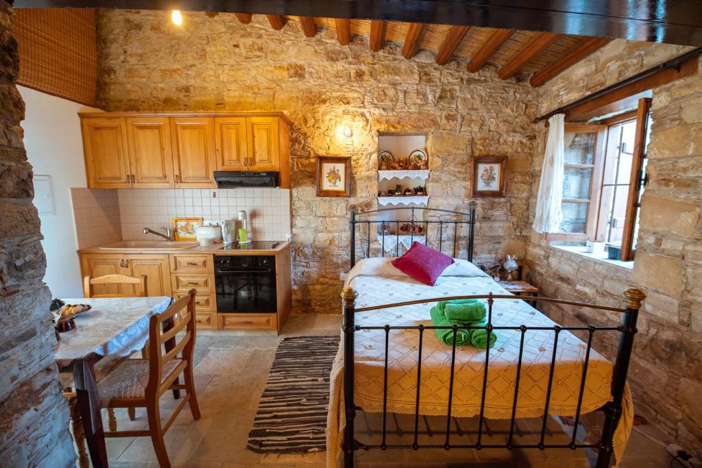 洛弗Constantias stone houses的卧室配有一张床和一张桌子