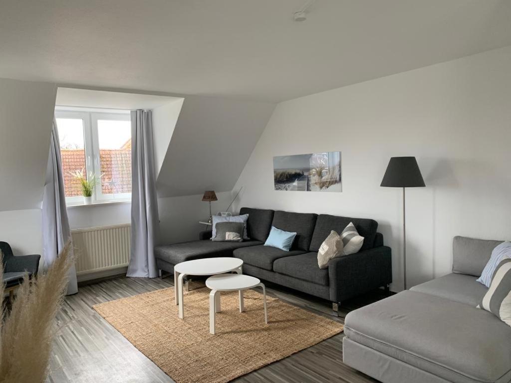 奥斯赛拜-屈隆斯博恩Appartementhaus Ulmenhof的客厅配有沙发和桌子