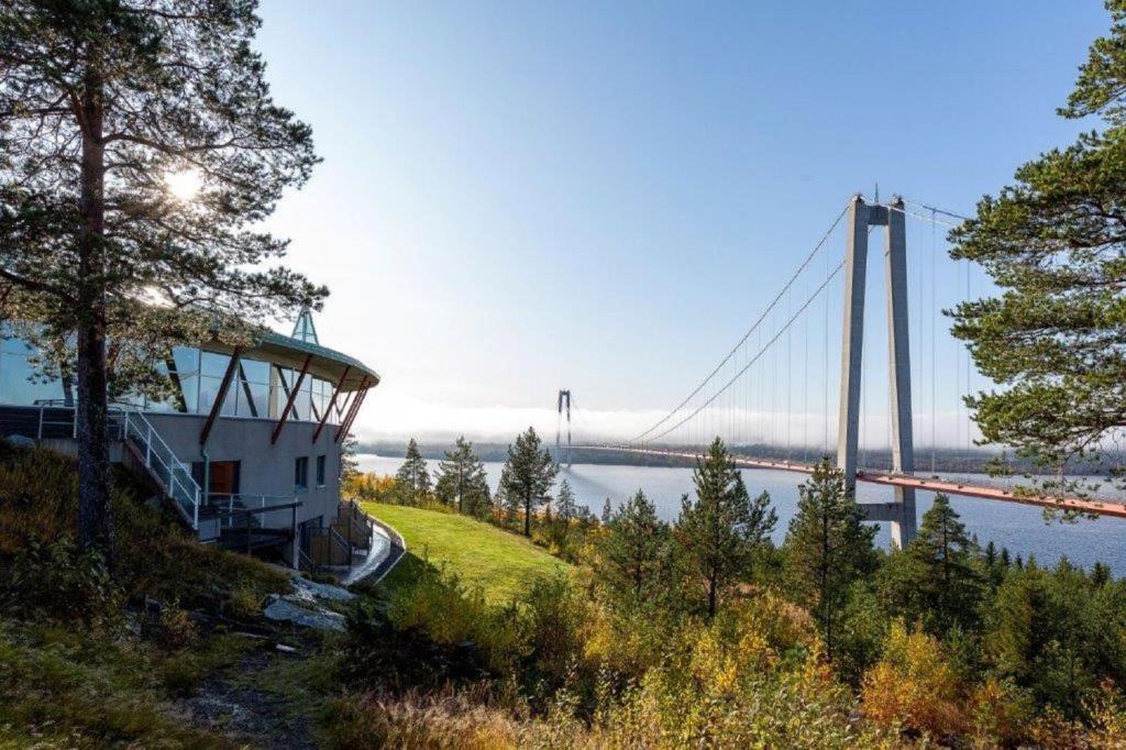 Sandöverken高海岸酒店的一座桥,一座在山坡上建的建筑物