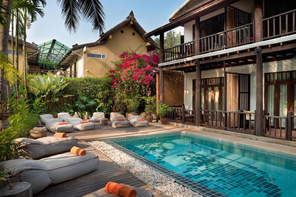 琅勃拉邦达拉布华豪宅酒店的一座房子后院的游泳池