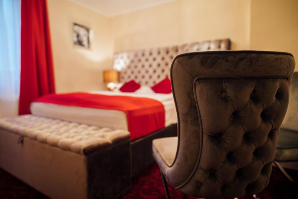 汉堡Hotel CULT Hamburg的配有一张床和一把椅子的酒店客房