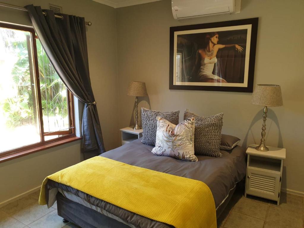 斯科特堡House Elizabeth的一间卧室配有一张黄色毯子床