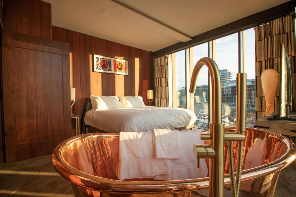 都柏林The Mayson的酒店客房设有一张床和一个大窗户