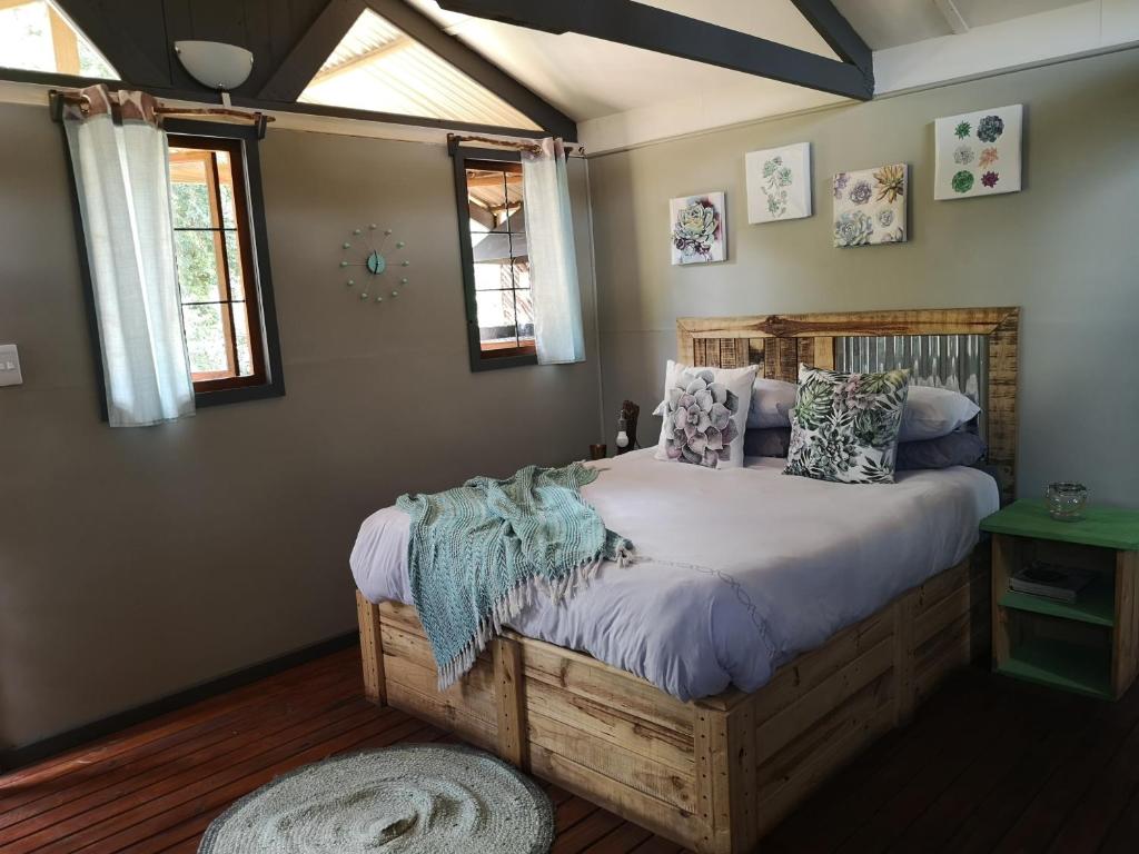 MoremelaTreur River Lodge的一间卧室配有带枕头的木床