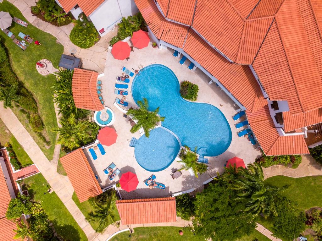 圣彼得教区甘蔗俱乐部及水疗酒店的享有度假村游泳池的顶部景致