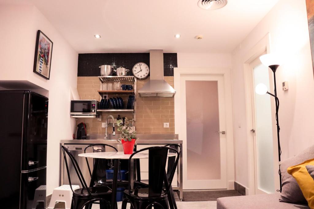 Urban House Siurot 33的厨房或小厨房