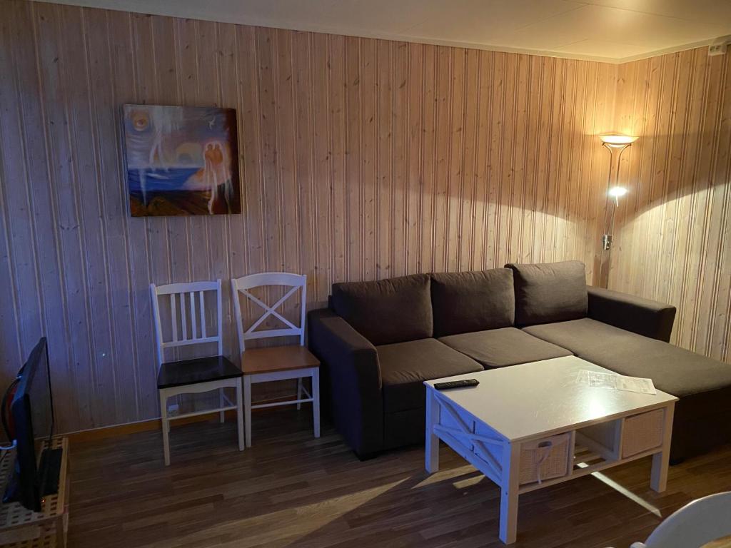 奥特然IMA Tursenter的客厅配有沙发和桌子