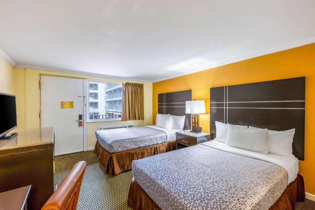 大西洋城经济木屋海滩及海滨大道酒店的酒店客房设有两张床和电视。