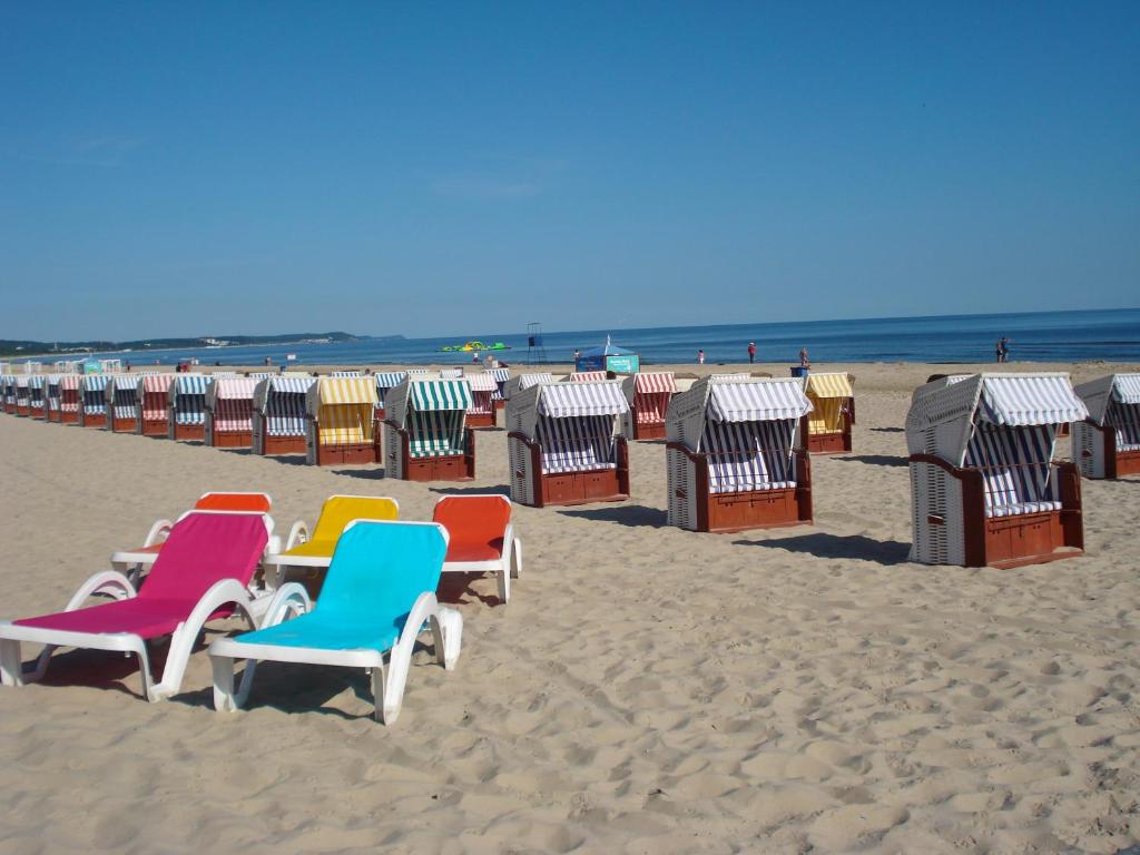 斯维诺乌伊希切北极星三号酒店的海滩上的一排沙滩椅和小屋