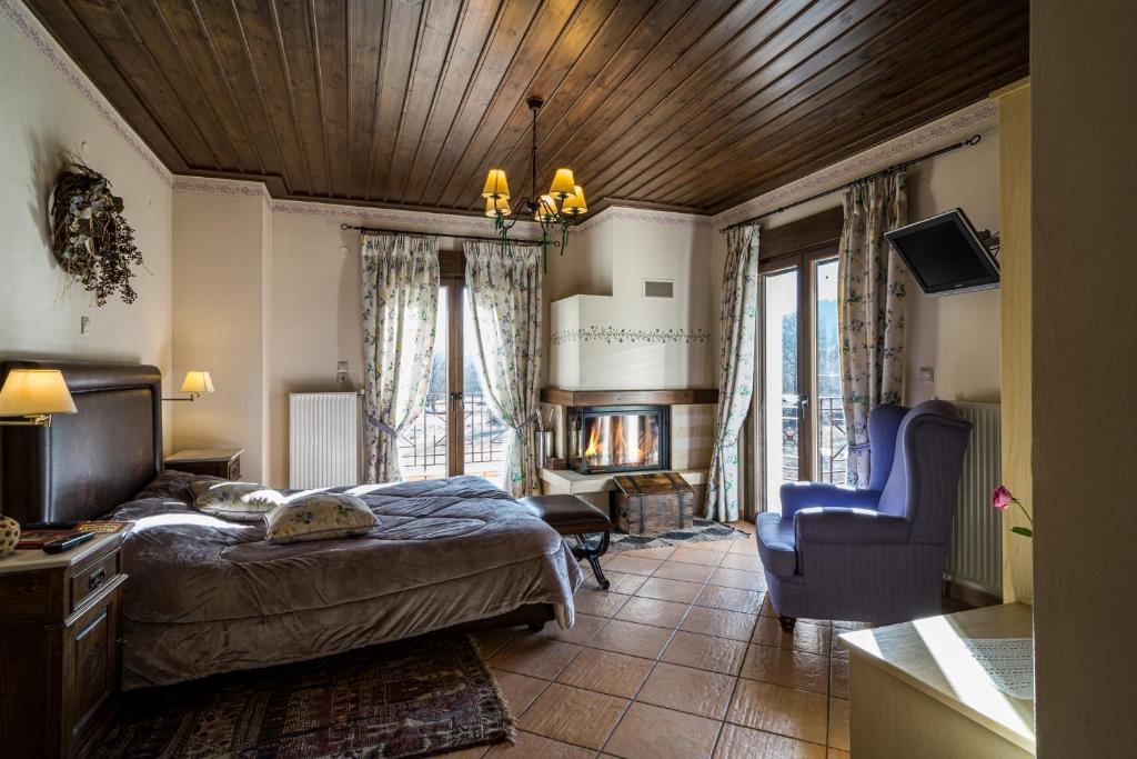 Klávsion那伊阿得斯宾馆的一间卧室配有一张床、一把椅子和一个壁炉