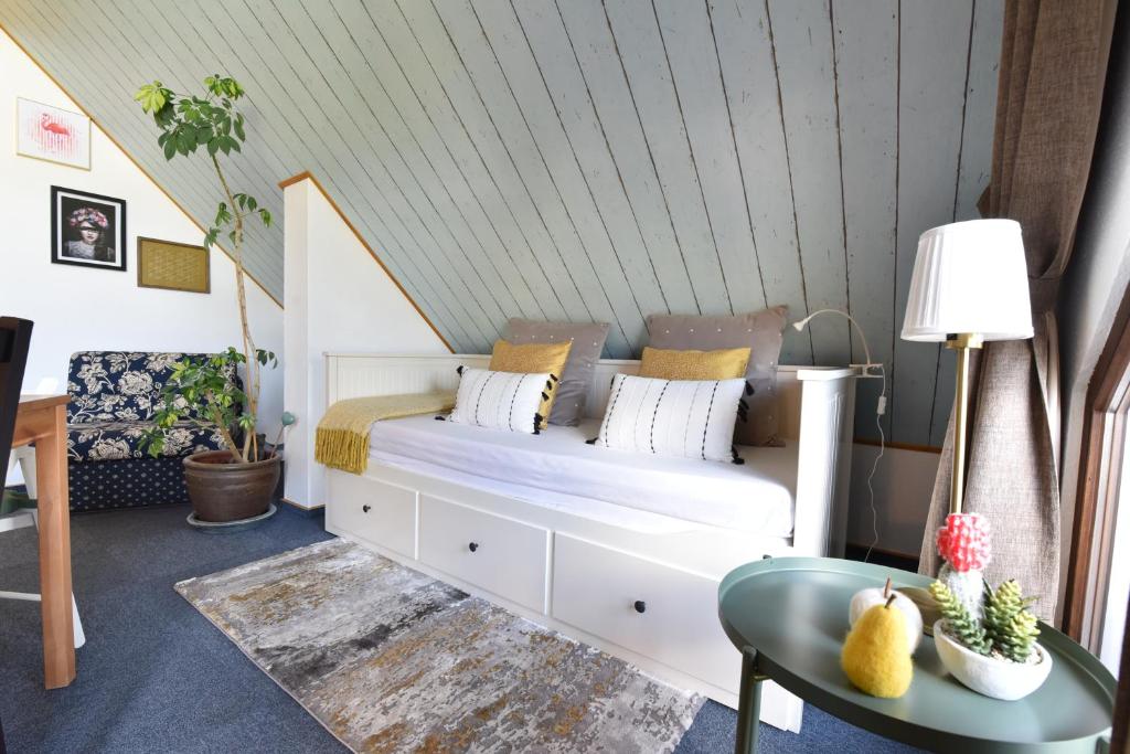 布斯Fewo Grohlz的卧室配有白色的床和枕头。