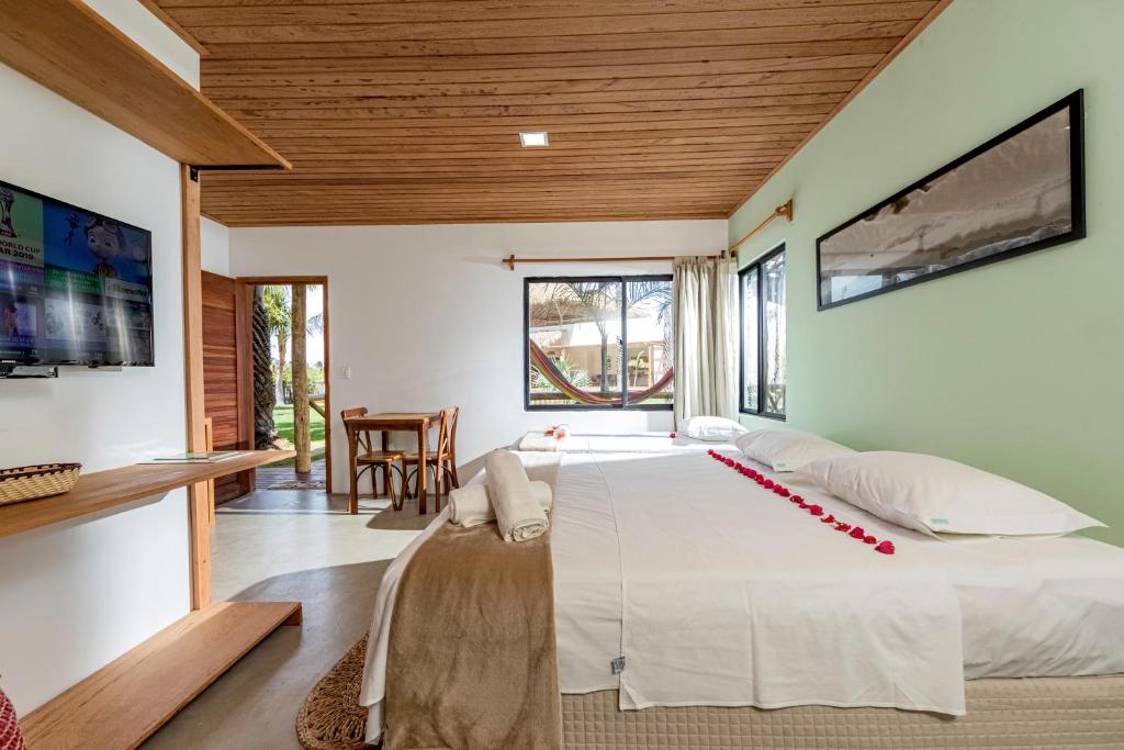 巴拉格兰德Ventura Barra Grande的一间卧室配有一张大床和一张桌子