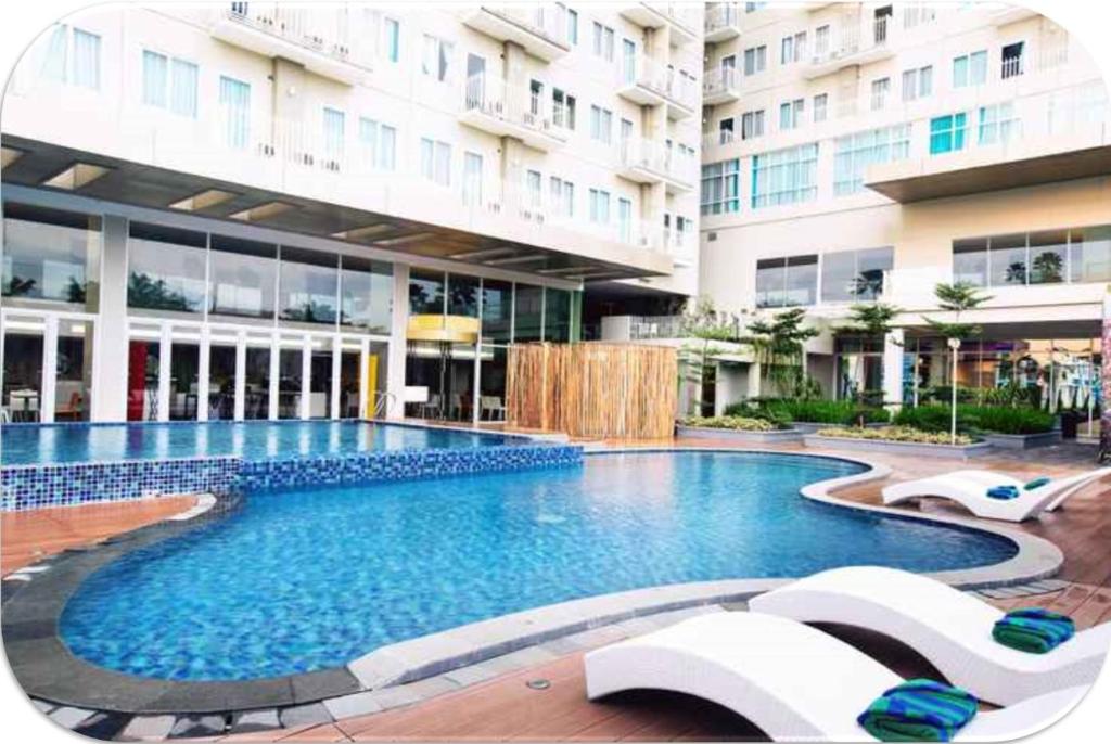茂物Channel Stay @ Bogor Icon Apartment的大楼前的大型游泳池