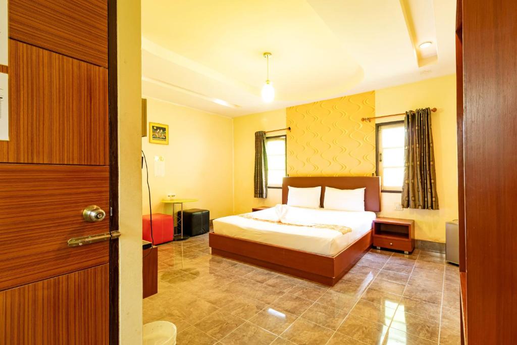 宋卡Ban Suan Chomdao Resort的一间酒店客房,设有一张床和一扇门