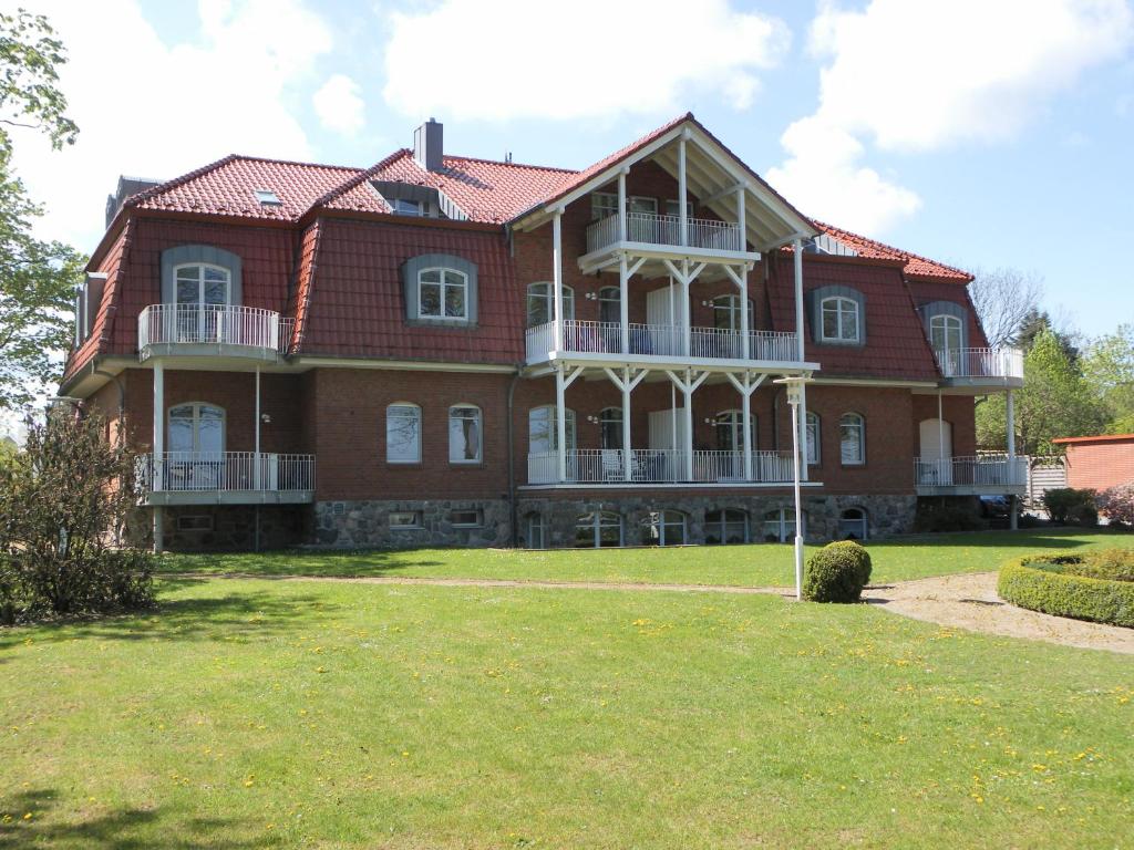 博尔滕哈根湖畔花园别墅公寓的一个大红砖房子,有大院子