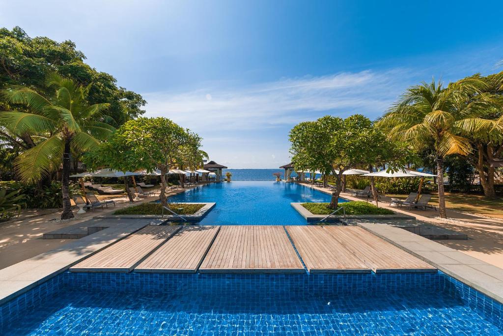 麦克坦Crimson Resort and Spa - Mactan Island, Cebu的海景游泳池