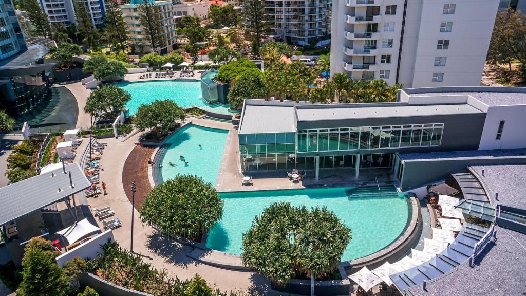 黄金海岸Designer Rooms at Q1 resort - GCLR的享有大型游泳池及大楼的顶部景致