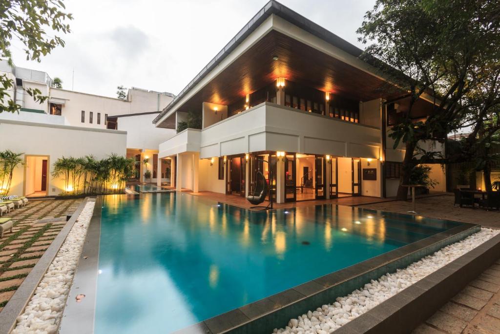 科伦坡Colombo Court Hotel & Spa的房屋前游泳池的图像