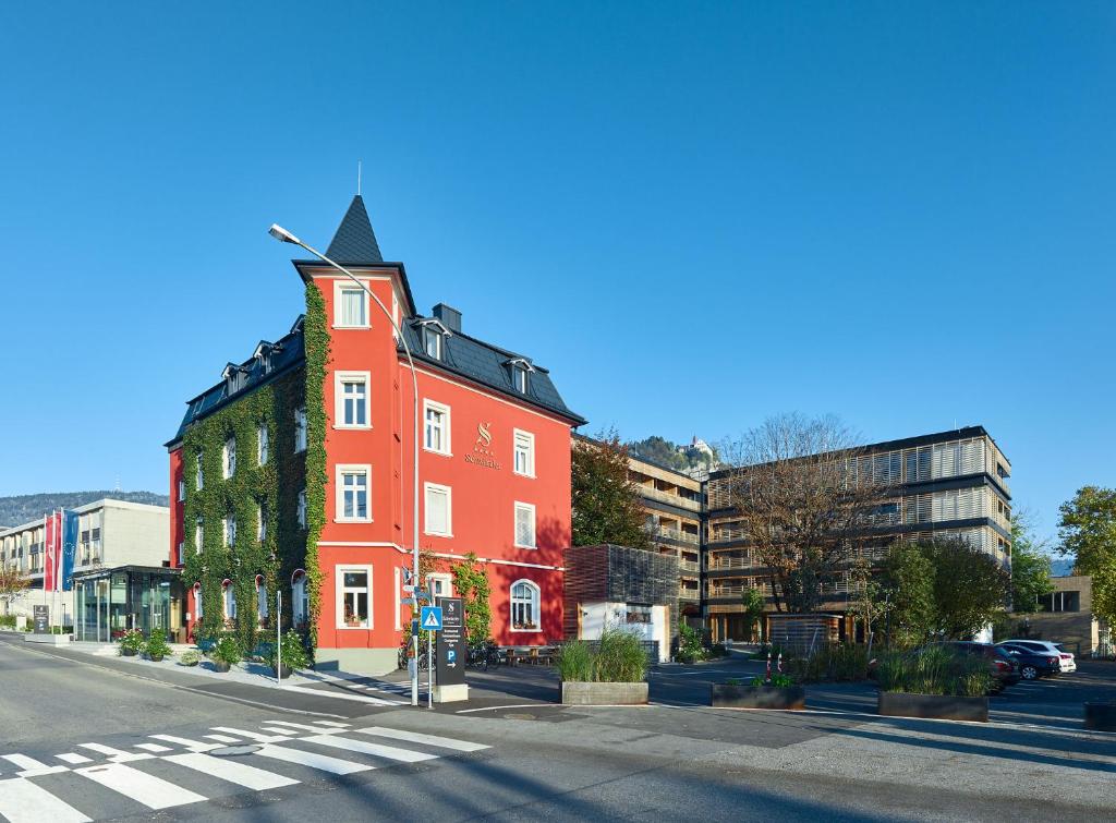 布雷根茨施瓦尔勒酒店的街道边的红色建筑