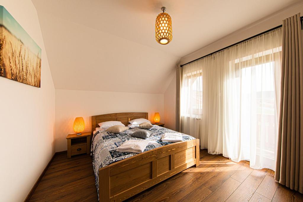 普拉伊德Hygge Praid的一间卧室设有一张床和一个窗口